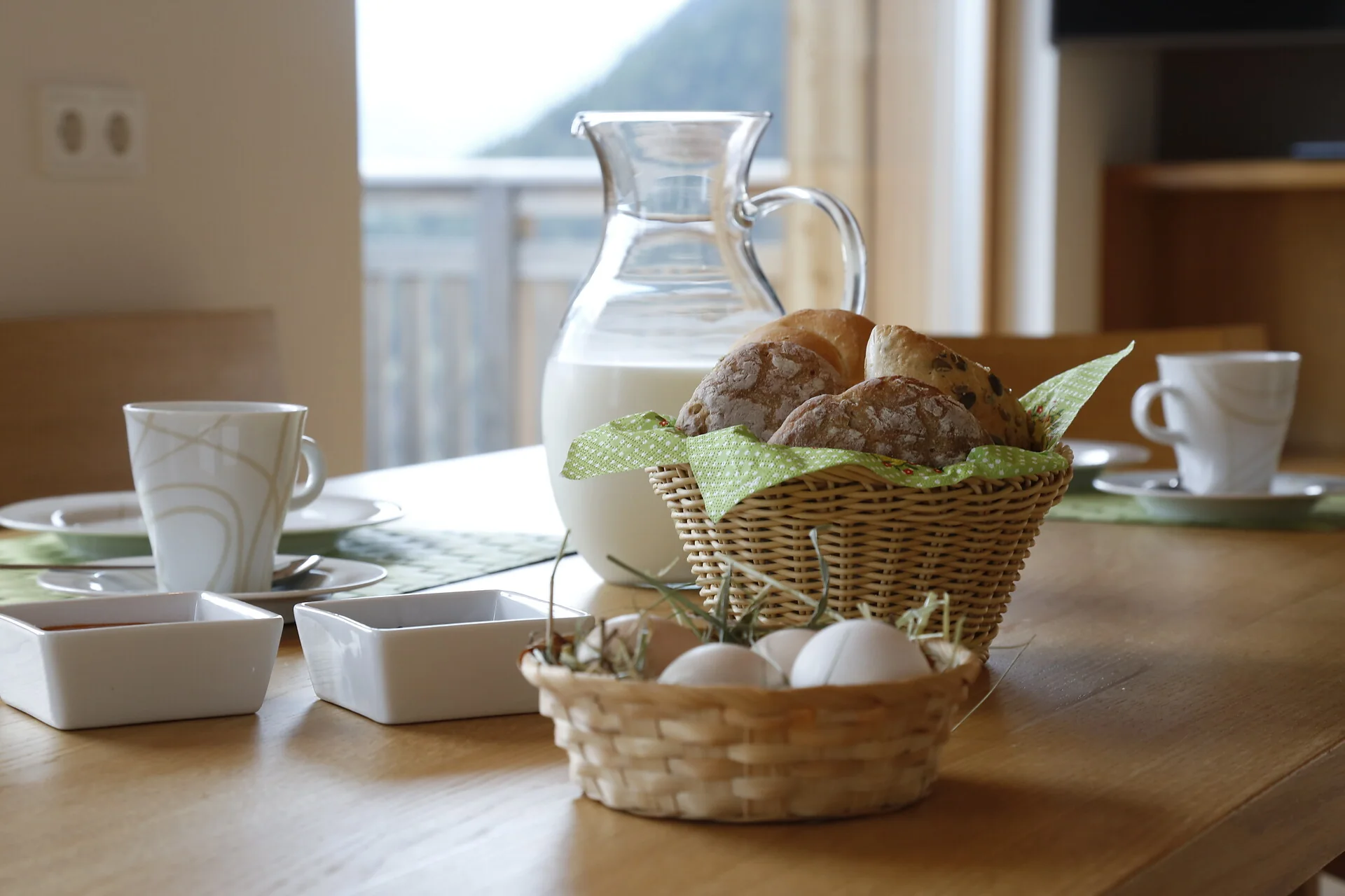 Frühstückskorb mit regionalen Produkten am Innerunterstellhof