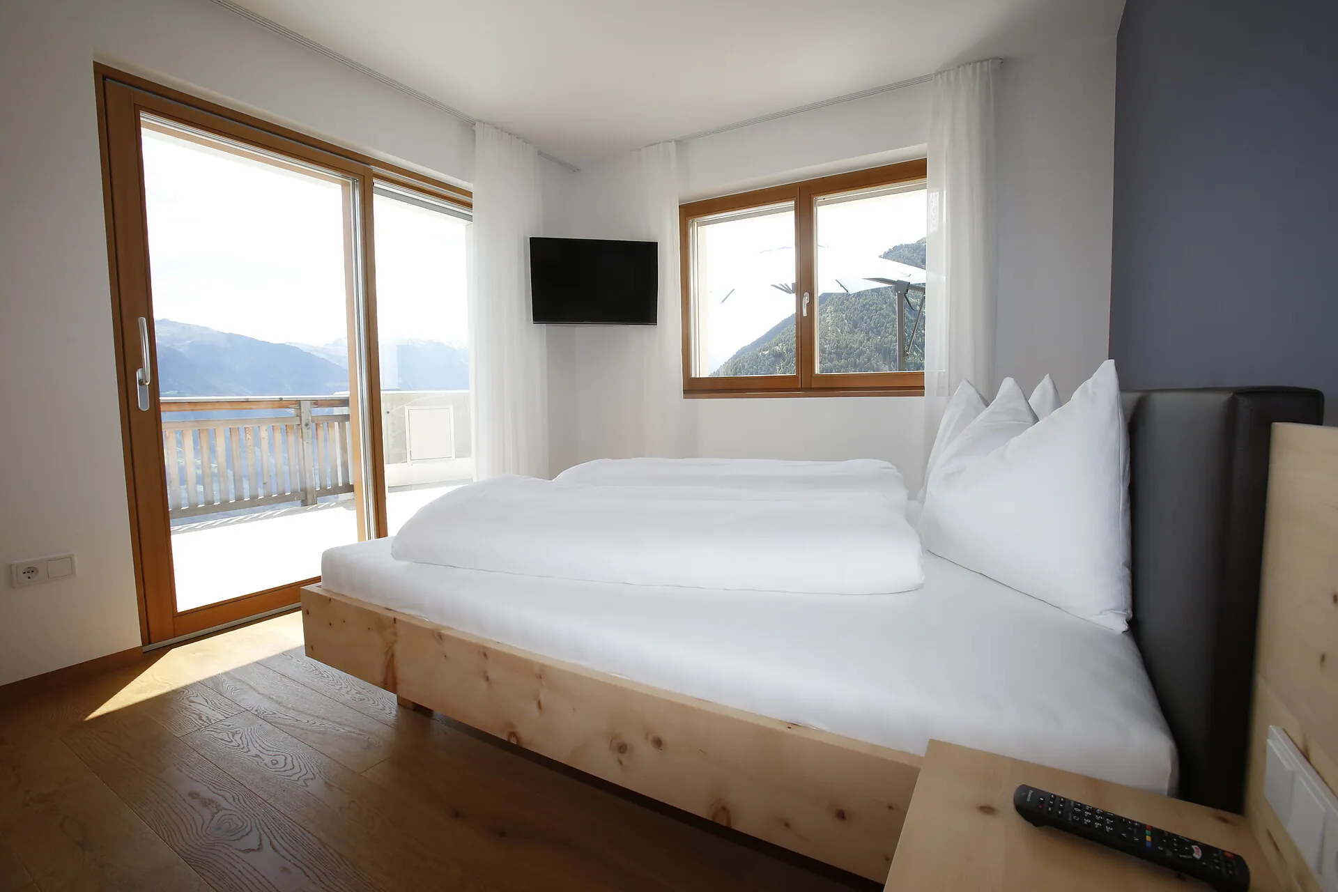 Schlafzimmer mit Massivholzmöbeln