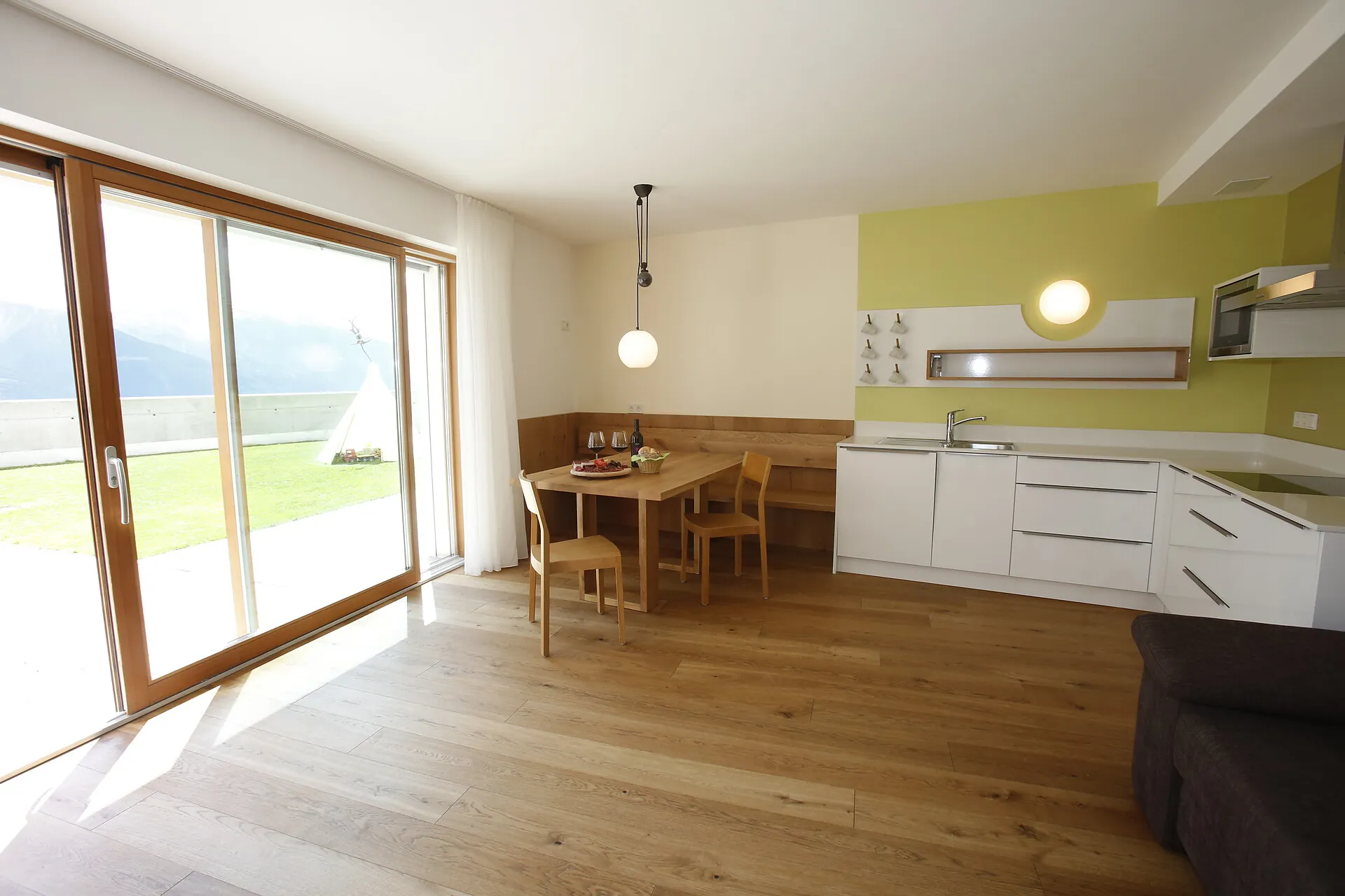 Helle Wohnküche einer Ferienwohnung